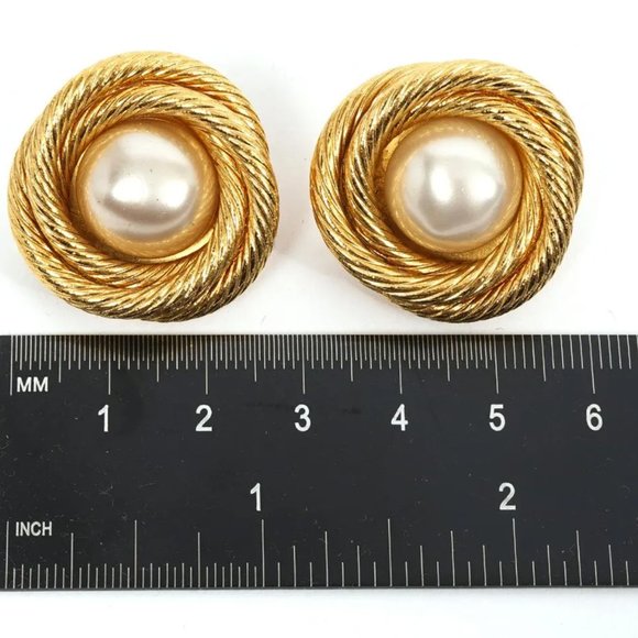 Vintage CHANEL faux pearl gold-tone clip-on earrings - Picture 6 of 7